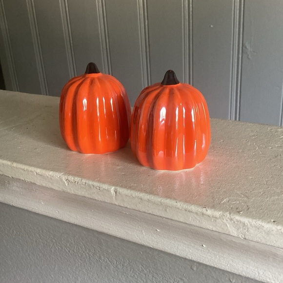 NWT- Set of 2- Vibrant Orange Pearl Glazed Porcelain Pumpkin Decorations - Picture 11 of 17